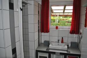 La salle de bains est pourvue d'un lavabo et d'une fenêtre. dans l'établissement Ferienwohnung Giessl, à Giengen an der Brenz