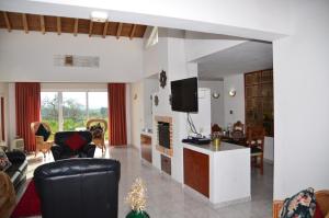 un soggiorno con divano e TV di Villa Batista a Guia
