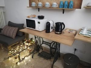 Un four micro-ondes est installé au-dessus d'une table en bois. dans l'établissement B&B La Terrazza Near The Beach, à Bari