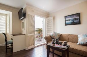 TV a/nebo společenská místnost v ubytování Sea Breeze Lodge B&B Galway