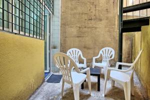 リスボンにあるArroios Market Apartmentの白い椅子のグループ