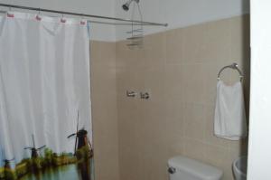Bilik mandi di Hostal Maple