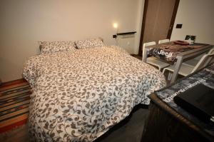 1 dormitorio con 1 cama y 1 mesa en Morgex Mont Blanc - Petite Maison - CIR Morgex 16, en Morgex