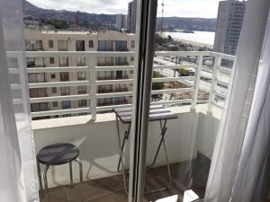 balcón con mesa y vistas a la ciudad en Departamento en edificio Marazul, en Coquimbo