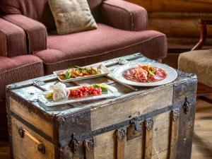 une table avec deux assiettes de nourriture au-dessus d'un tronc dans l'établissement Ski Tip Lodge by Keystone Resort, à Keystone