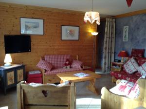 sala de estar con sofá y mesa en La Maison Bel'Air en Gérardmer