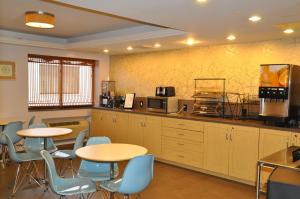 Příslušenství pro přípravu čaje a kávy v ubytování Ramada by Wyndham Staten Island