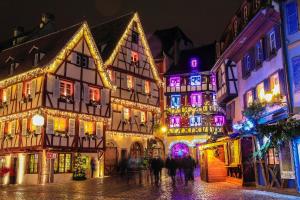 un grupo de edificios decorados con luces de Navidad en La Maison Bel'Air en Gérardmer