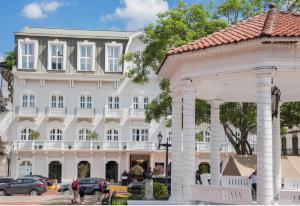 un gran edificio blanco con gente caminando delante de él en Flor de Lirio en Panamá