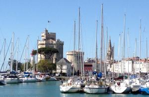 Un tas de bateaux sont amarrés dans un port dans l'établissement Vue exceptionnelle sur les Tours ! Charme et tranquillité, à La Rochelle
