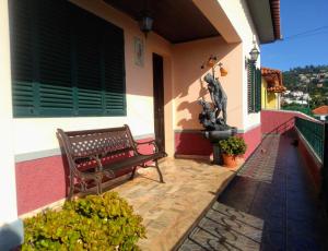 フンシャルにあるCasa da Maria 15 - Funchal - Famíliasの家の脇に座るベンチ