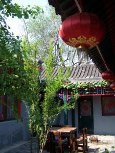 Un restaurante o sitio para comer en Beijing Double Happiness Courtyard Hotel