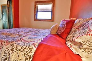 1 dormitorio con 1 cama grande y ventana en Brettelberg Slopeside Condos C9, en Carbondale