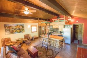ein Wohnzimmer mit einem Sofa und einem Tisch sowie eine Küche in der Unterkunft Brettelberg Slopeside Condos C9 in Carbondale