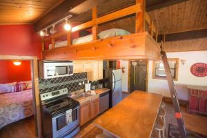 eine Küche mit einem oberen Etagenbett in einem winzigen Haus in der Unterkunft Brettelberg Slopeside Condos C9 in Carbondale