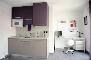 cocina con fregadero y escritorio con silla en Le Campus Appartement, en Niza