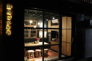 - une vue sur la cuisine par une fenêtre la nuit dans l'établissement Lukang Yian B&B, à Lukang