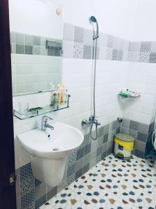 a bathroom with a sink and a shower at Hotel Đức Thành in Con Dao