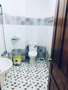a bathroom with a toilet and a sink at Hotel Đức Thành in Con Dao