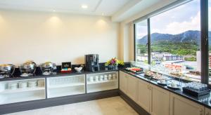 Makanan di atau berdekatan hotel