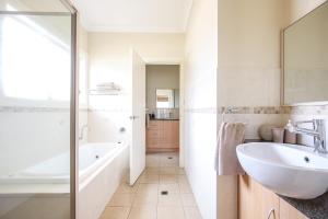 Mid City Motel tesisinde bir banyo