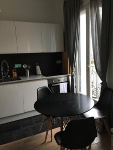 モンペリエにあるCharmant appartement hyper centre Comédieのキッチン(テーブル、椅子付)、窓