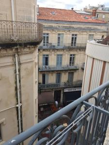 モンペリエにあるCharmant appartement hyper centre Comédieの建物のバルコニーからの眺め