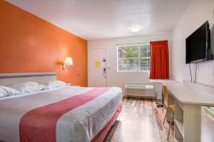 Llit o llits en una habitació de Motel 6-East Ridge, TN