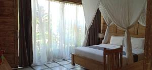Un pat sau paturi într-o cameră la Umaya Ubud Villa