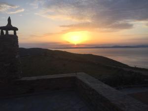 a sunset with the sun setting over the water at The Hill Top House in Kea in Ioulida