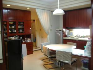 岡山的住宿－Special Honmachi，厨房以及带桌椅的用餐室。