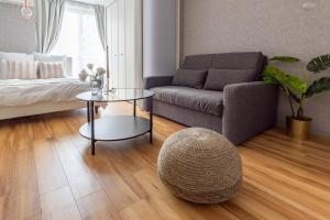 大阪市にあるExia Daikoku AFP Apartmentのソファとテーブルのあるリビングルーム