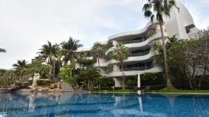Bazén v ubytování Hua Hin Beachfront Condo nebo v jeho okolí