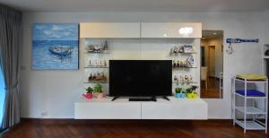 TV a/nebo společenská místnost v ubytování Hua Hin Beachfront Condo