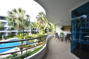 Bazén v ubytování Hua Hin Beachfront Condo nebo v jeho okolí