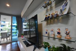 TV a/nebo společenská místnost v ubytování Hua Hin Beachfront Condo