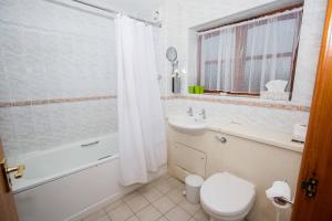 A bathroom at Tollgate Hotel & Leisure 