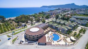 einem Luftblick auf ein Gebäude mit einem Pool in der Unterkunft Elamir Resort Hotel in Kemer