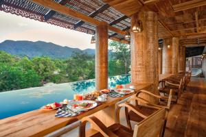 チャン島にあるSanthiya Koh Chang Resortの水辺の景色を望むダイニングルーム
