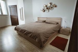 um quarto com uma cama grande e um lustre em Fauzia B&B em Hamrun