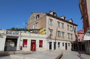 um edifício antigo no meio de uma rua em Apartments Casa Menis em Rovinj