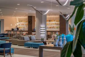 eine Lobby mit Sofas, Tischen und einer Bar in der Unterkunft Mareblue Beach in Agios Spiridon, Korfu