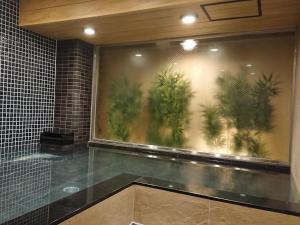 un baño con una ventana con plantas. en R's Forest Inn, en Kawasaki