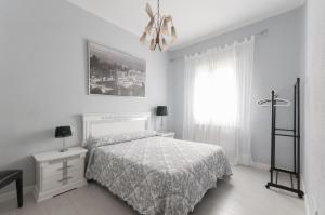 A bed or beds in a room at Apartamento 6 Mirasierras
