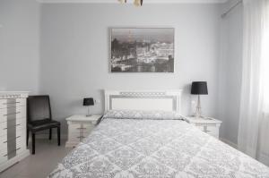 A bed or beds in a room at Apartamento 6 Mirasierras