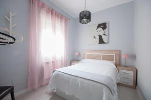 A bed or beds in a room at Apartamento 6 Mirasierras