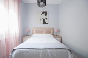 1 dormitorio con 1 cama, 2 lámparas y ventana en Apartamento 6 Mirasierras, en Madrid