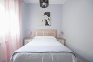 A bed or beds in a room at Apartamento 6 Mirasierras