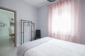 A bed or beds in a room at Apartamento 6 Mirasierras