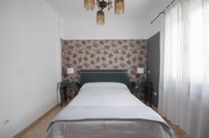 A bed or beds in a room at Apartamento 6 Mirasierras